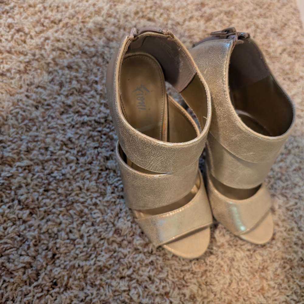 FIONI Clothing Gold Sandals with Chunky Heel and Wide Straps